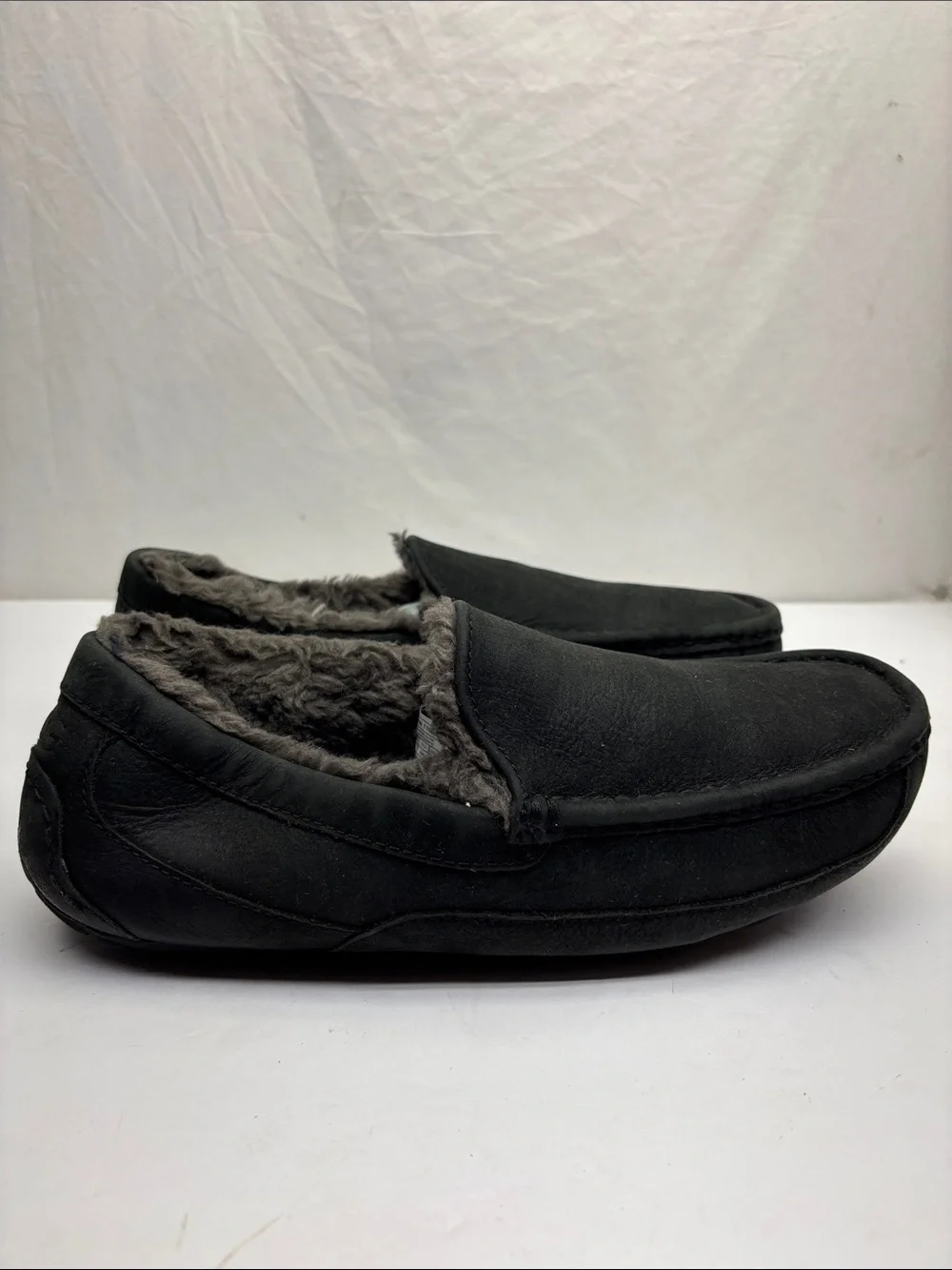 UGG Men's Black Fleece-Lined Slip-On Moccasin Slippers, size 11, box 31